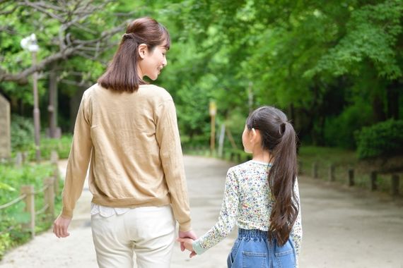 手をつなぐ親子