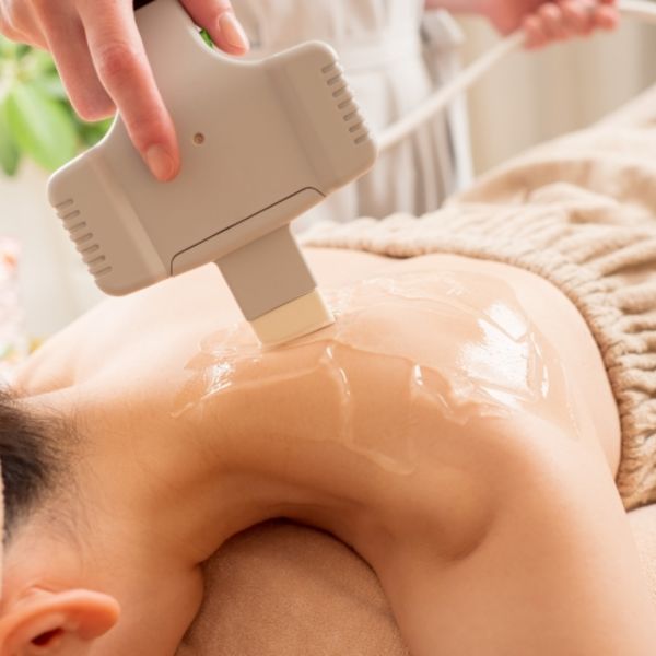 自己処理の難しい背中・襟足！Ⅾione浜松有玉店で脱毛しませんか？