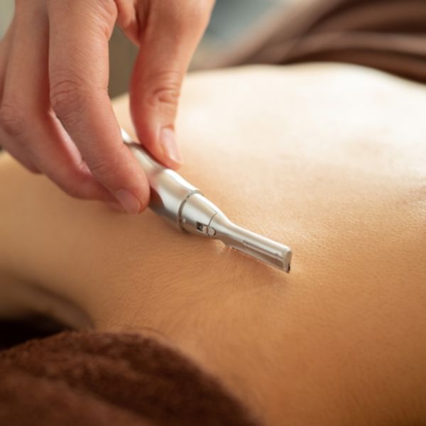 処理の難しい襟足やお背中の脱毛は浜松市東区の脱毛サロンDione浜松有玉店におまかせください！